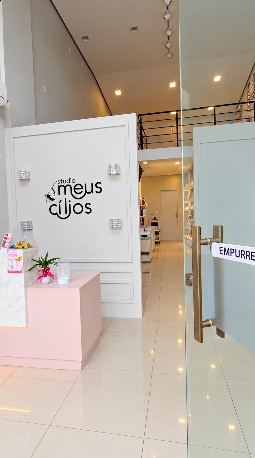 Recepção de uma unidade Studio Meus Cílios